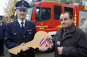 Schlüsselübergabe: Bürgermeister Robert Ott (rechts) überreicht Gemeindewehrführer Harald Kruse den Schlüssel für das neue Feuerwehrfahrzeug.